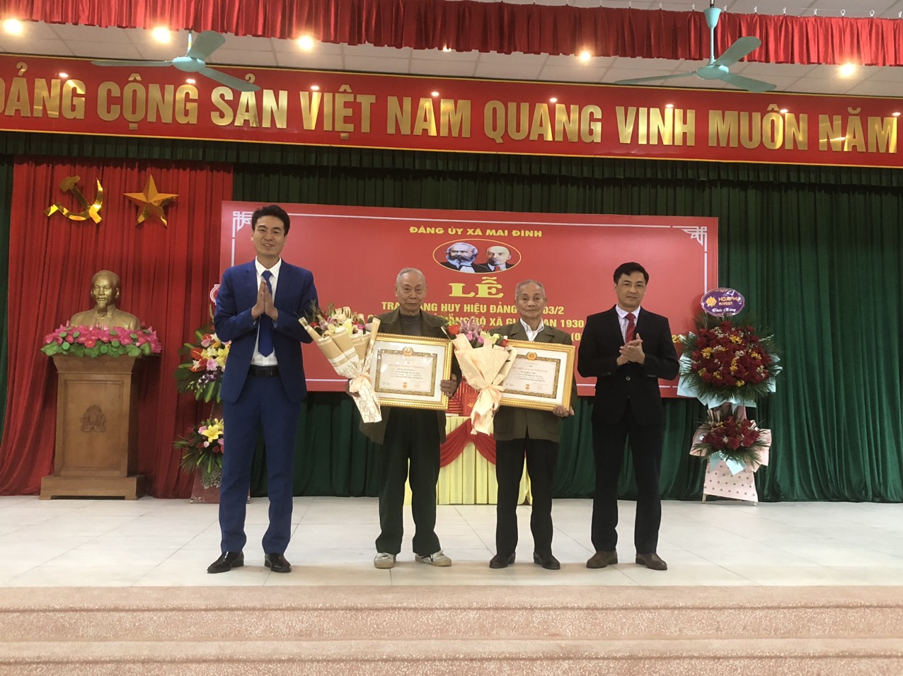 Đc Bùi Huy Khánh, ĐC Trịnh Quang Minh trao huy hiệu 55 năm tuổi đảng