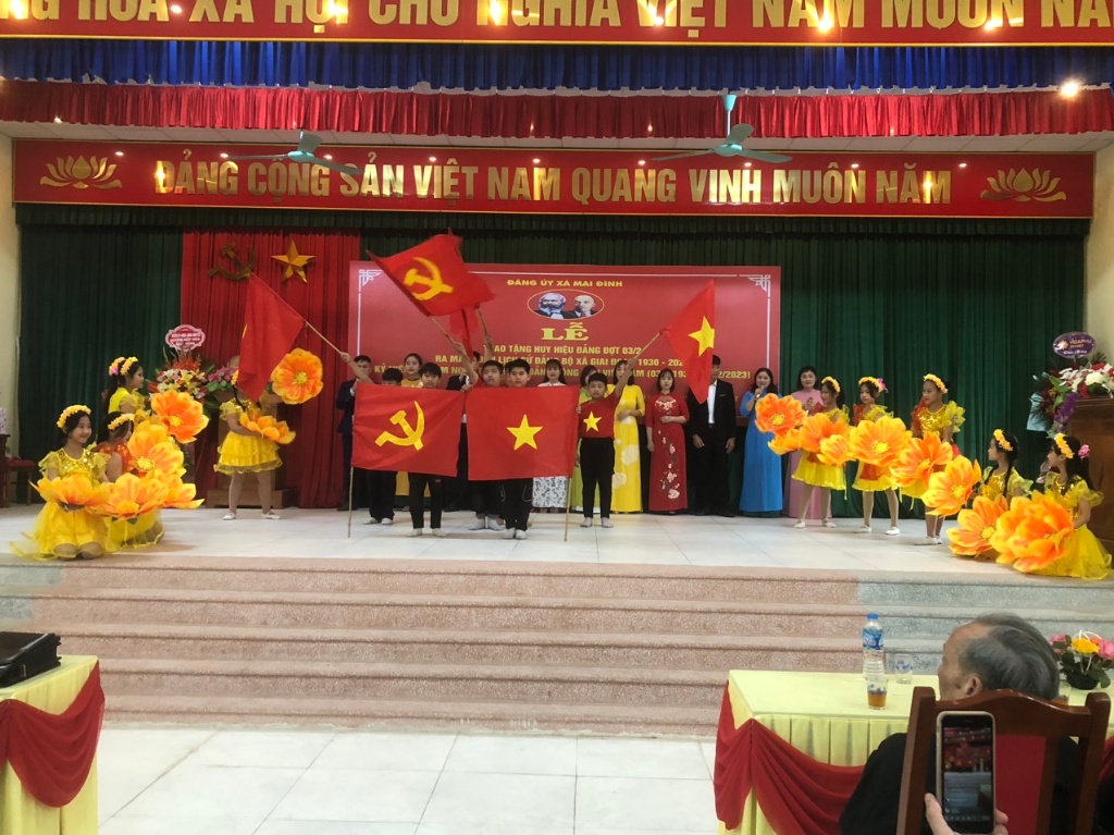Đảng ủy xã Mai Đình tổ chức Lễ kỉ niệm 93 năm ngày thành lập ĐCSVN; Trao tặng Huy hiệu đảng đợt...